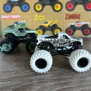 Monster Jam Trucks 1:64 Soldier Fortune and Blue Thunder